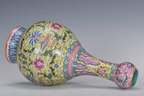 Qing Dynasty, Qianlong period, enameled yellow-ground garlic vase - Image 7